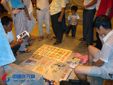 小贩回收旧版人民币 银行称收藏合理倒卖违规