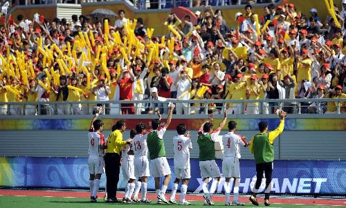 七人制男足 伊朗赢球竟集体下跪谢观众--中国庆
