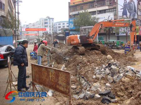 县城给水主干管改造工程紧锣密鼓进行--中国庆
