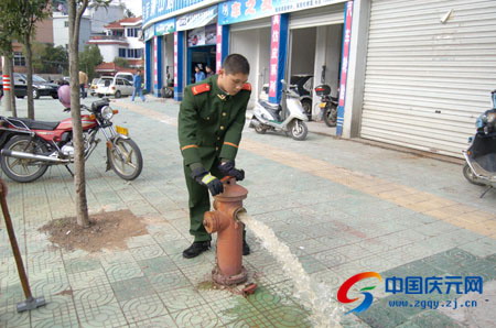 消防大队为市政消火栓“体检”--中国庆元网