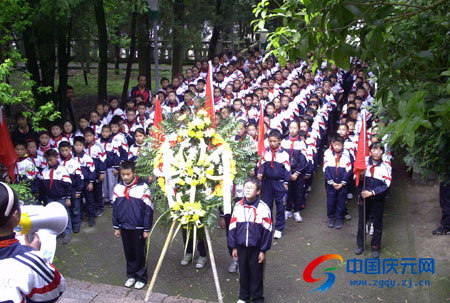 缅怀革命先烈[组图]--中国庆元网; 学生清明节扫墓图片; 小学生扫墓