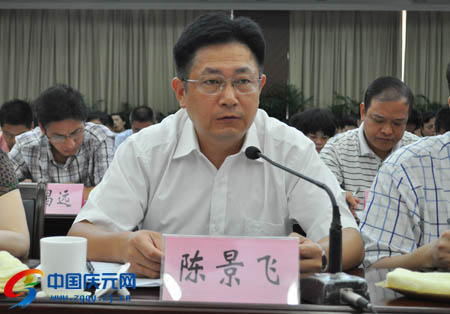县委书记陈景飞代表县级领导班子作表态发言