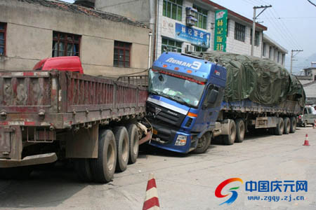 大挂车失控 路人敏捷逃生 网友称其快闪哥--中