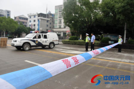 交警在考点外拉起了警戒线,考试进行期间对考点周边实行临时交通管制