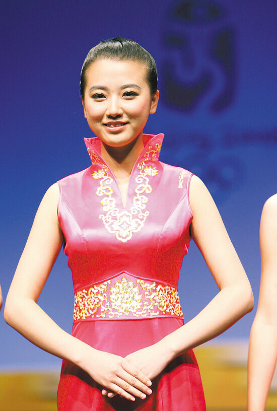 模特展示北京奥运会颁奖礼仪服饰(粉红色系列).