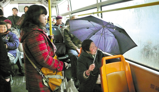 乘客公交车里撑雨伞