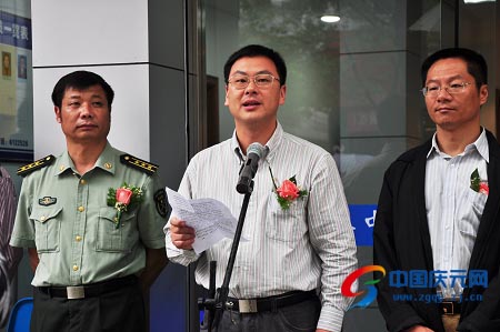 省司法厅副厅长吴强军和县委副书记,政法委书记,组织部长叶旭勇共同为