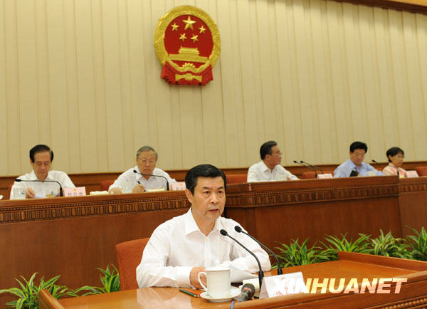 这是受委员长会议的委托,全国人大常委会法制工作委员会主任李适时就