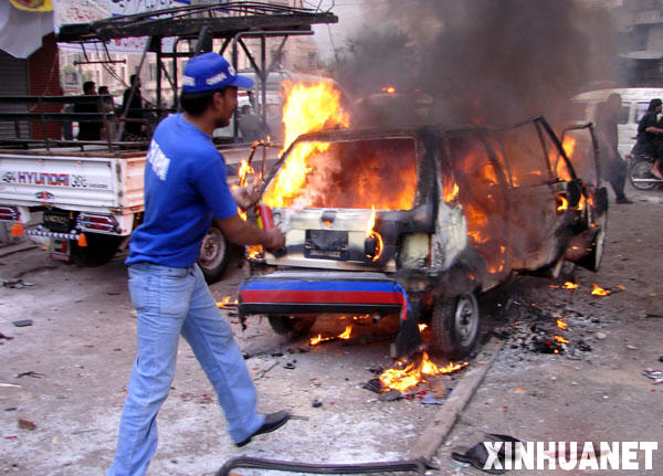 12月28日,在巴基斯坦南部城市卡拉奇,一辆警车被烧毁