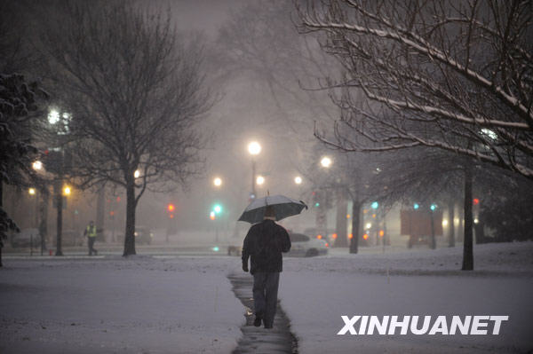 当日,包括首都华盛顿在内的美国中大西洋地区遭遇暴风雪袭击,预计降雪