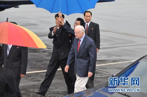 8月27日 美国前总统卡特(前)抵达朝鲜首都平壤的机场.