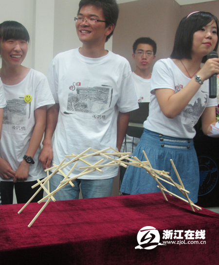 【浙江在线】不用粘合剂和绳线 浙港大学生只用筷子就能搭廊桥