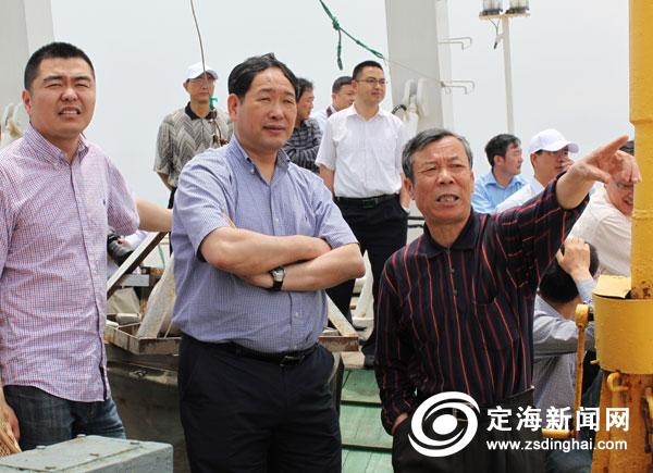 舟山市副市长沈仁华视察鸟岛,王忠德介绍情况